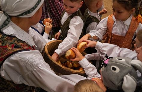 Vaikų pasirodymas scenoje: šokiai ir dainos