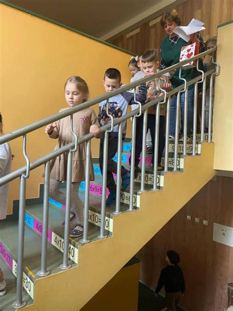 Priešmokyklinukai su diplomais ir mokytojomis