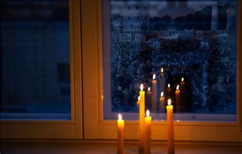 Uždegtos žvakutės ant palangių Sausio 13-osios atminčiai