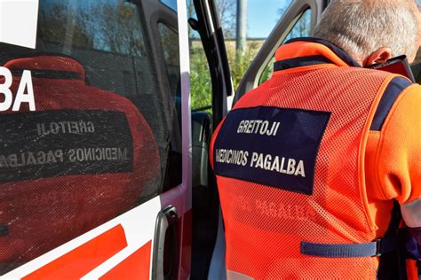 Medikai teikia pagalbą sužalotam kūdikiui