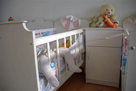Miegantis kūdikis lovytėje