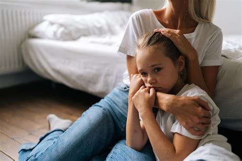 Tėvai guodžia verkiantį vaiką