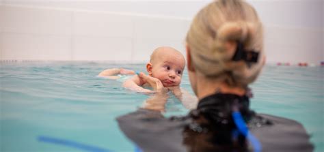 Kūdikis baseine su kineziterapeute