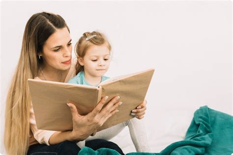 mama apkabina vaiką skaitydama knygutę