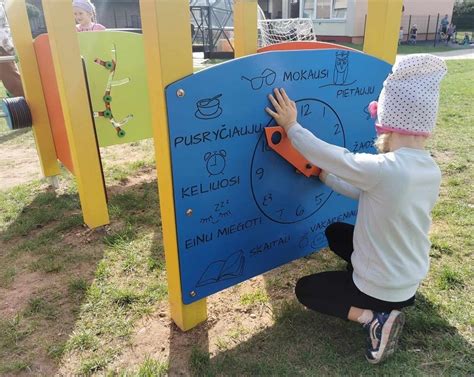 vaikai aktyviai žaidžia darželio lauko aikštelėje