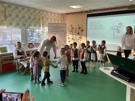 Vaikai, dalyvaujantys projekto veikloje ir tyrinėjantys supantį pasaulį