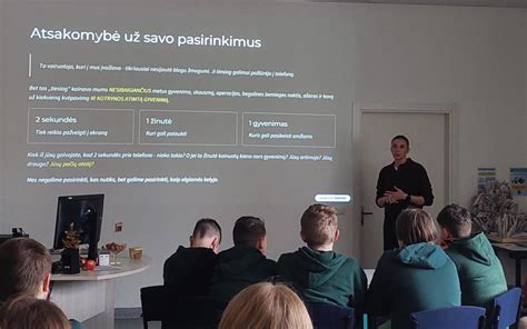 Mokiniai dalyvauja protmūšyje