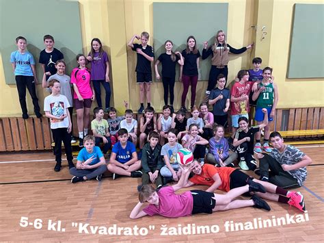 Mokinių grupės pamokoje Apvalaus kvadrato mokykloje