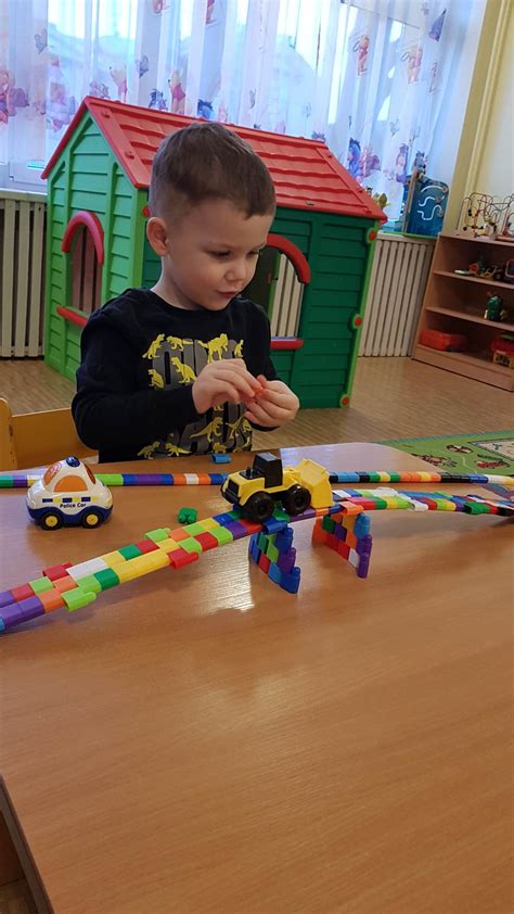 Vaikai statantys įvairius statinius iš konstrukcinių kaladėlių