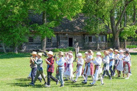 Vaizdas iš etnografinės parodos: vaikai tyrinėja senovinius buities daiktus