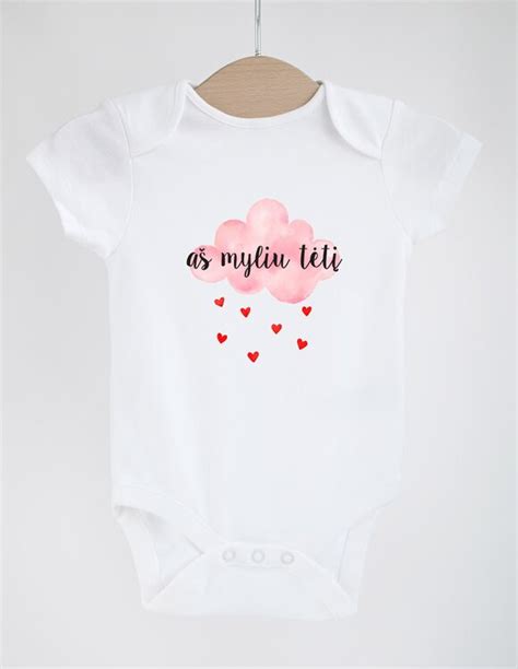 kreminės spalvos kūdikių smėlinukas su užrašu I love daddy ir raudonomis širdelėmis