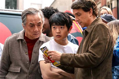 Aktoriai Jackie Chan, Ben Wang ir Ralph Macchio „Karatė Vaikis: Legendos“ filmavimo aikštelėje