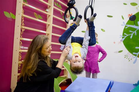 Vaikas su apsaugine kapa sportuojant