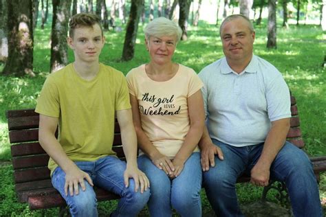 Šeima su vaiku stebi delfinus