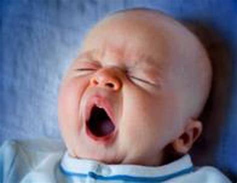 Kūdikis valgo krūtimi naktį