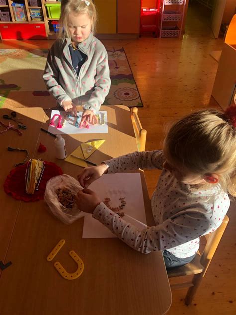 Vaikų kurti „Gražiausių žodžių nameliai“