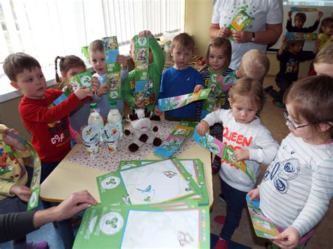 Vaikai valgykloje, dalyvaujantys „Pienas vaikams“ programoje