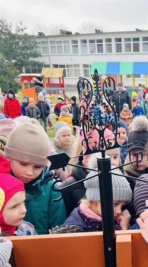 Vaikai stebi orus ir pildo orų kalendorių