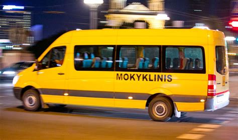 Mokyklinis autobusas su skiriamaisiais ženklais