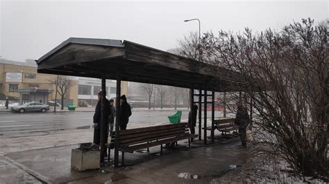 Vaikai laukiantys autobusų stotelėje