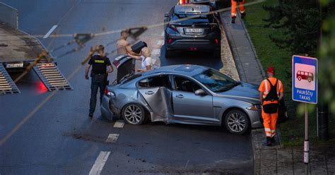 Automobilis, netinkamai sustojęs prie stotelės