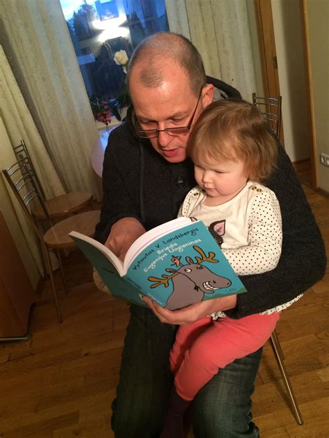 Močiutė su anūke skaito knygą