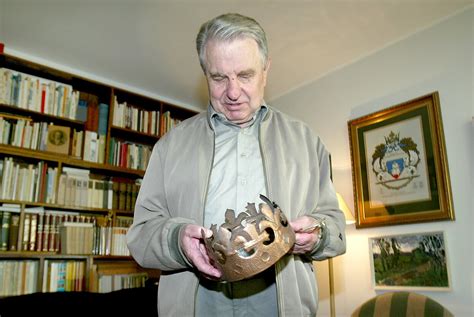 Justinas Marcinkevičius prie darbo stalo