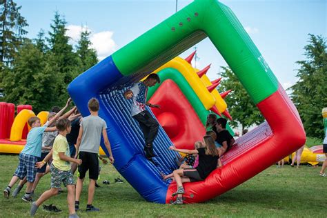 Nuotrauka, vaizduojanti globėjus ir vaikus žaidžiančius kartu
