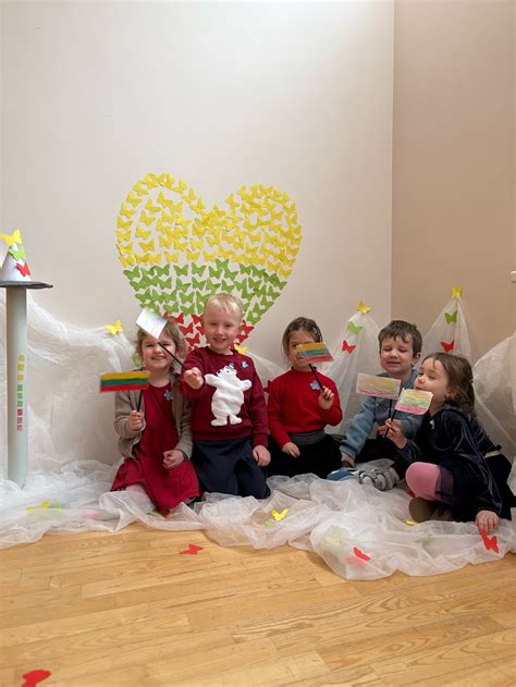 Vaikai daro rankdarbius su saulės zuikučiais