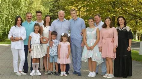 šeimos nariai, džiaugiantys bendra spalvinimo veikla