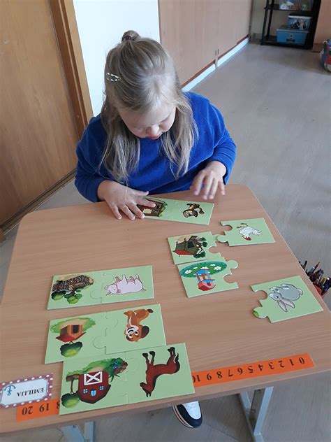 vaikas atliekantis praktinės veiklos pratimą Montessori klasėje