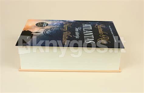 Knygos atversti puslapiai, apšviesti švelnios šviesos, simbolizuojantys intymų skaitymą