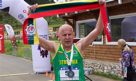 Bėgikas atliekantis apšilimą