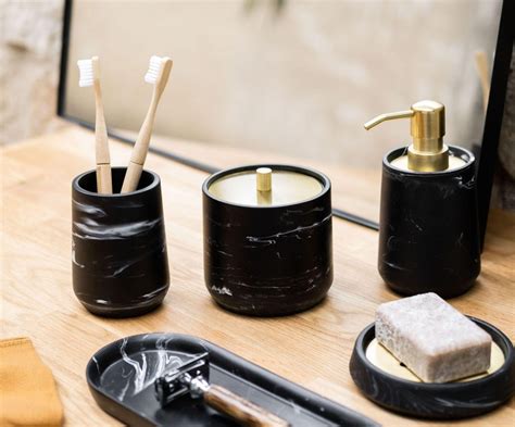 Jauna moteris valanti veidą toniku su vatos diskeliu