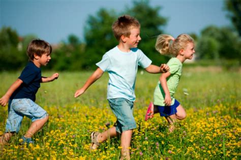 Laimingi vaikai žaidžiantys darželyje