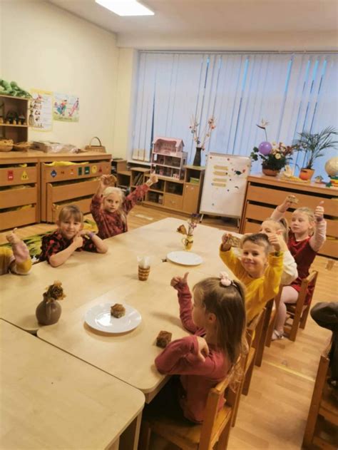 Šviežiai gaminamo maisto vaizdas darželio virtuvėje