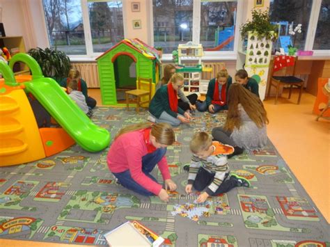 Darželio aplinka su vaikais ir auklėtoja