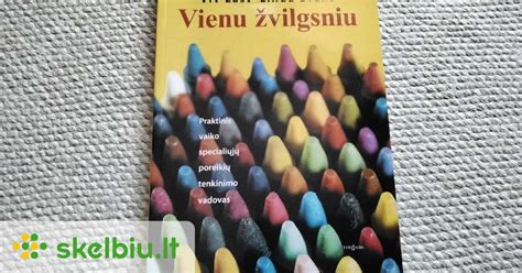 Mokytoja vertina vaiko piešinį