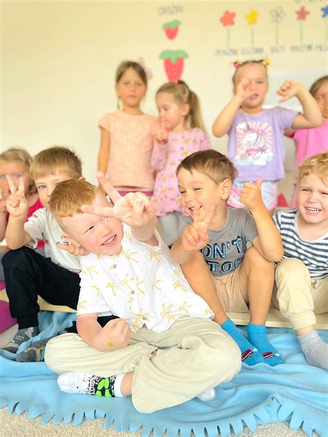 vaikas darželyje su kitais vaikais