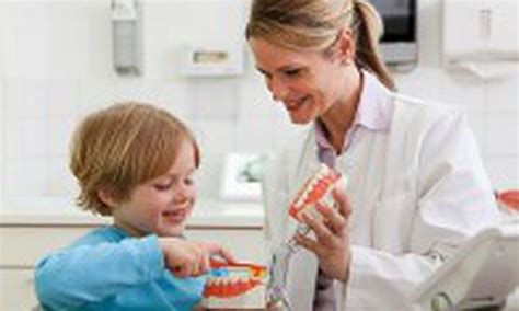 Vaikas su sukąstais dantimis ir susigūžęs