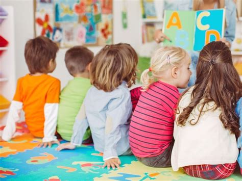 Vaikai žaidžia ikimokyklinio ugdymo įstaigoje