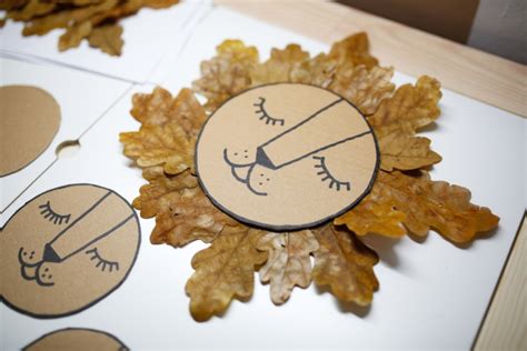 Rudeninių lapų koliažas, sukurtas vaikų