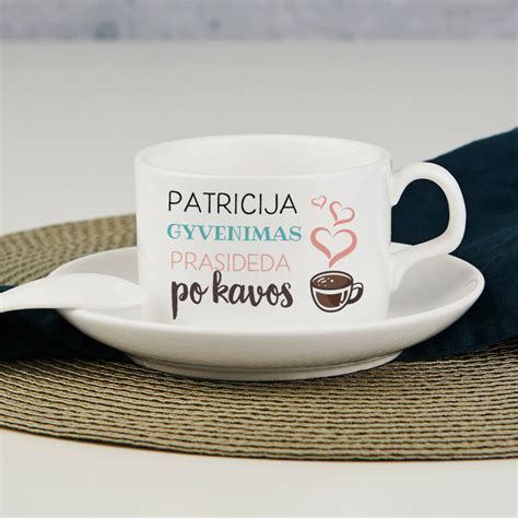 kavos puodelis šalia užrašų knygelės