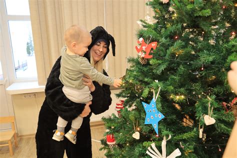 Vaikai puošia kalėdinę eglutę