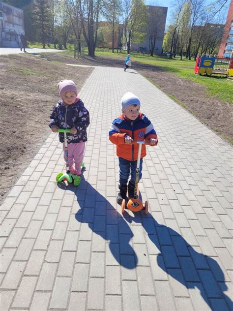 Vaikai dalyvauja estafetėse