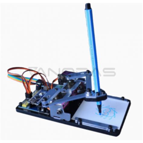 Paaugliai, programuojantys robotą su mikrovaldikliu