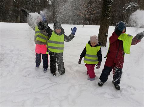 vaikai tyrinėja sniegą