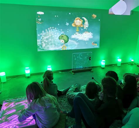 vaikai piešia ant šviečiančio molberto