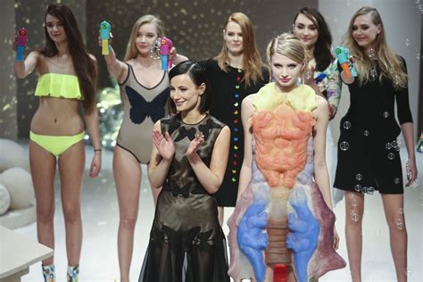 Agnės Kuzmickaitės suknelė su dukros piešiniu