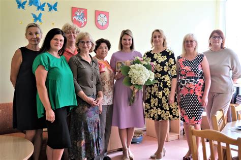Darželio direktorė įteikia diplomus